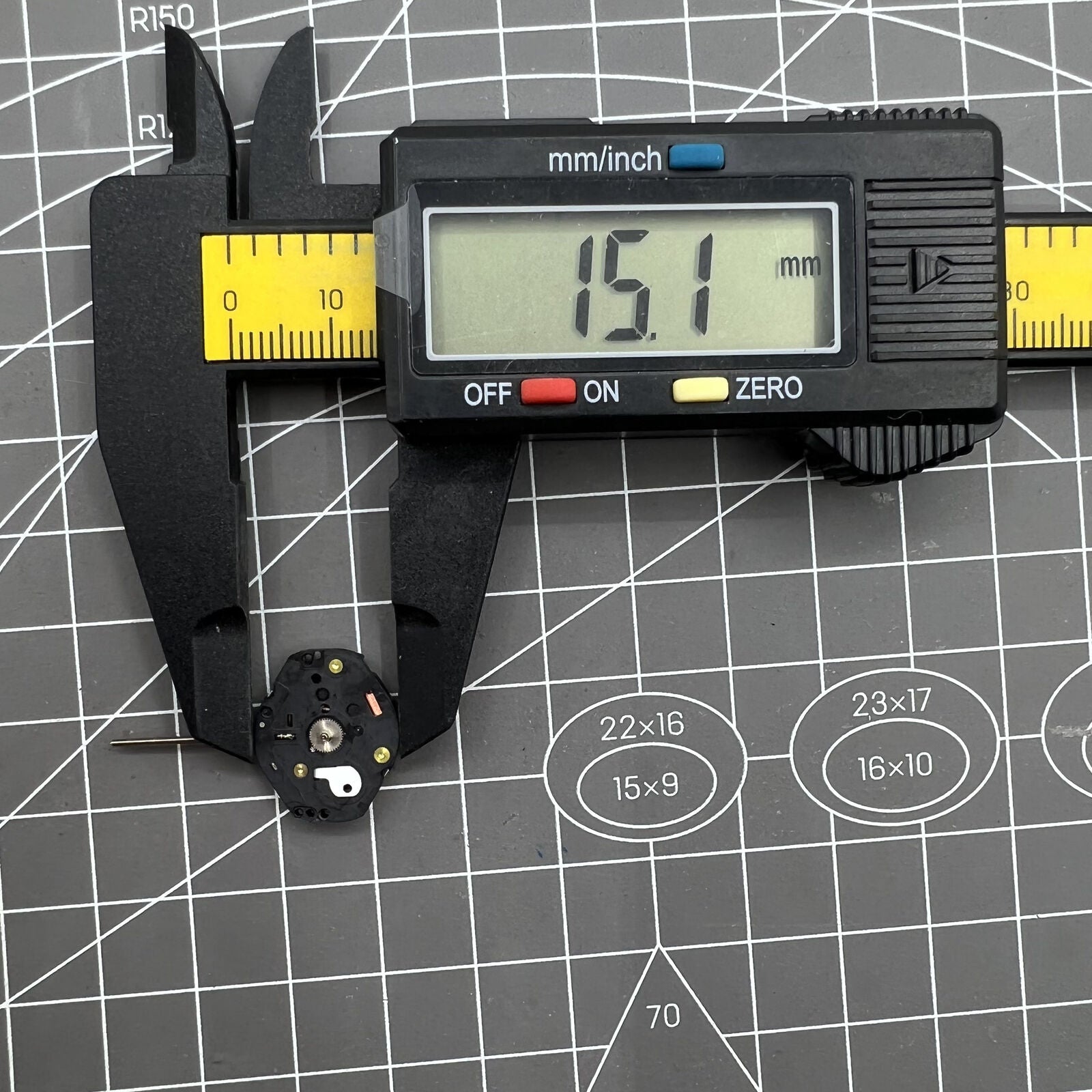 Orient HY520 quartz watch movement for 3-hand watches, no jewels or calendar, precise timekeeping component.