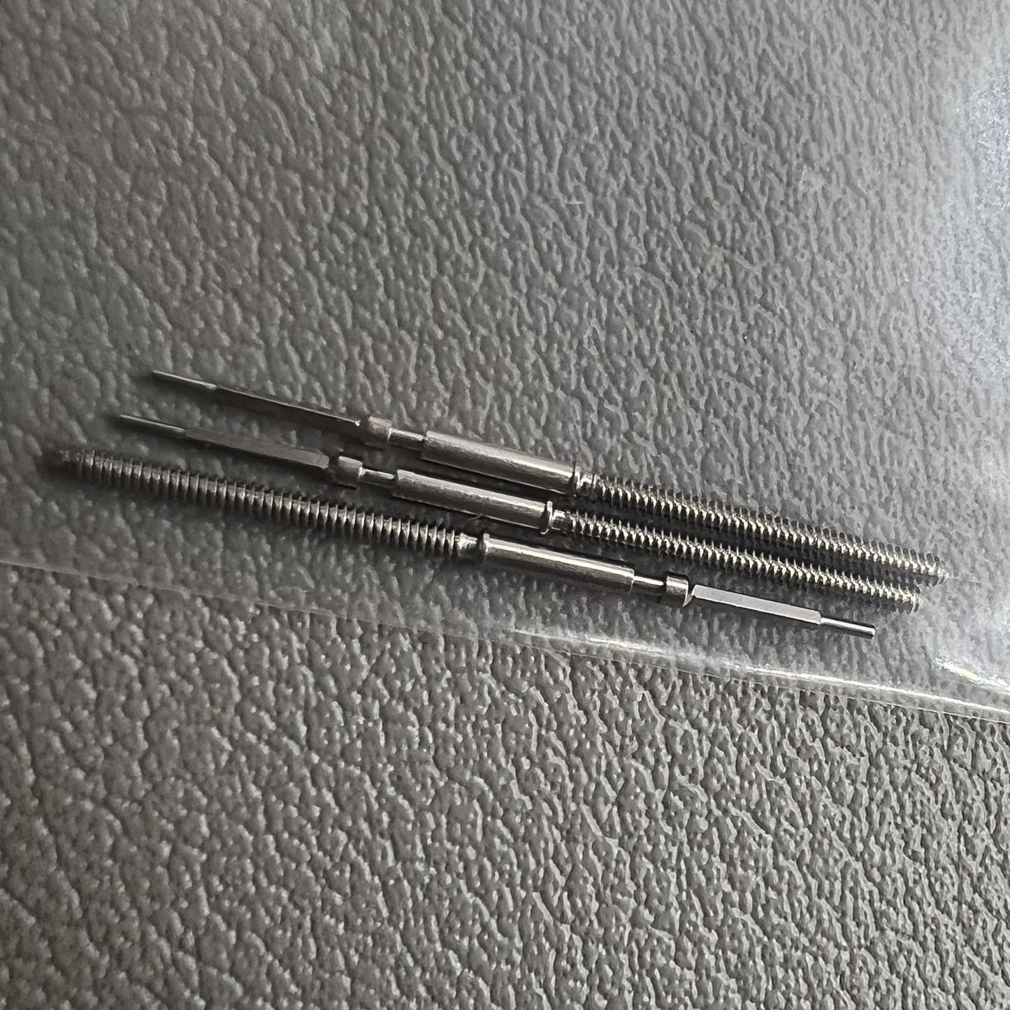 Zwei Schweizer Uhrenaufzugswellen f�r Ronda 7004 Uhrwerk ? hochwertige Ersatzteile f�r pr�zise Zeitmesser.
