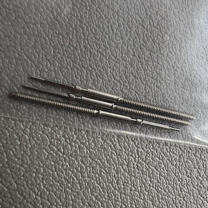 Zwei Schweizer Uhrenaufzugswellen f�r Ronda 7004 Uhrwerk ? hochwertige Ersatzteile f�r pr�zise Zeitmesser.