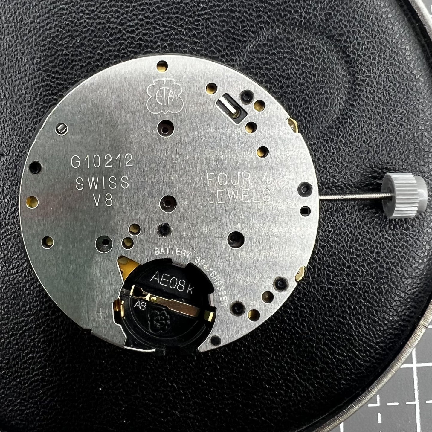 ETA Quarzuhrwerk G10 212 mit schwarzem Zifferblatt, drei Zeigern und Datumsanzeige um drei Uhr