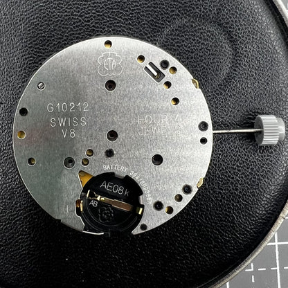 ETA Quarzuhrwerk G10 212 mit schwarzem Zifferblatt, drei Zeigern und Datumsanzeige um drei Uhr