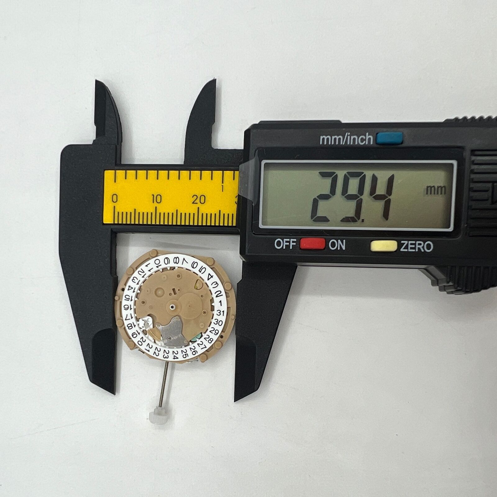 Sunon PE60 quartz watch featuring 3 hands, date at 3, small second at 6; sleek daily wear accessory.