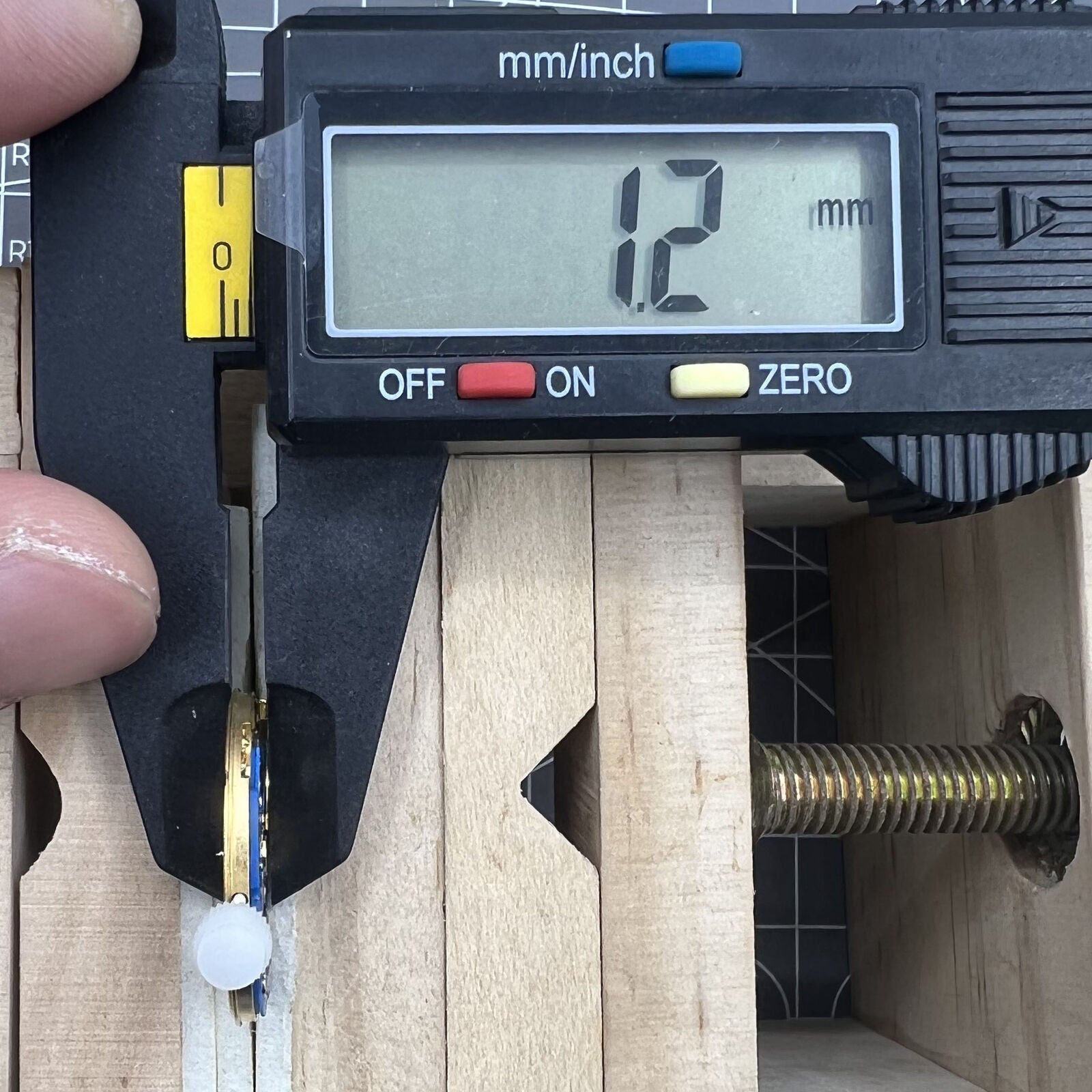 ETA 955.412 quartz watch movement with 3 hands and date window at 3 o'clock, precise timekeeping for watch accessories.