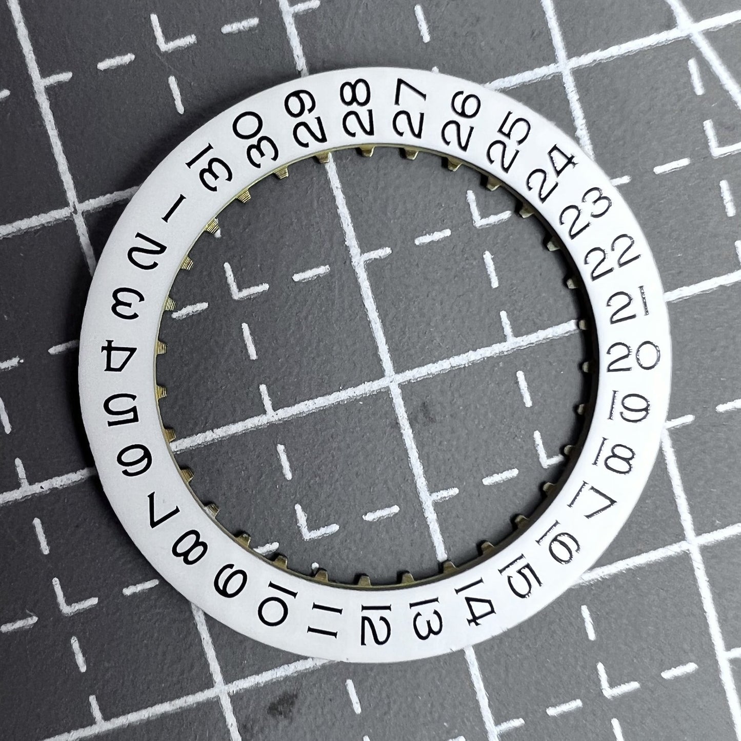 Schwarze Schrift auf wei�er Datumsscheibe f�r ETA2836 Uhrwerk, Datum bei 3 Uhr, Ersatzteil von ETA.