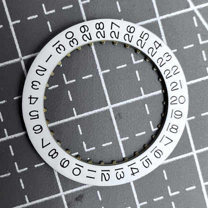 Schwarze Schrift auf wei�er Datumsscheibe f�r ETA2836 Uhrwerk, Datum bei 3 Uhr, Ersatzteil von ETA.