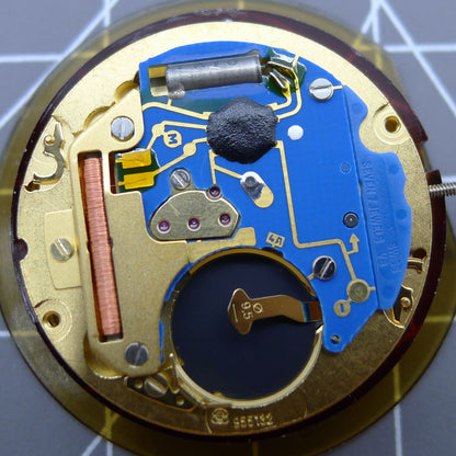 ETA 955.132 quartz watch movement displaying double calendar with week at 12 and date at 3 positions, Swiss made.