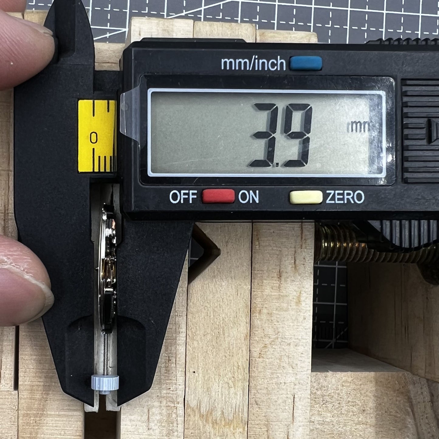 Mouvement à quartz Ronda 705, date à 6 heures, 3 aiguilles, calendrier simple