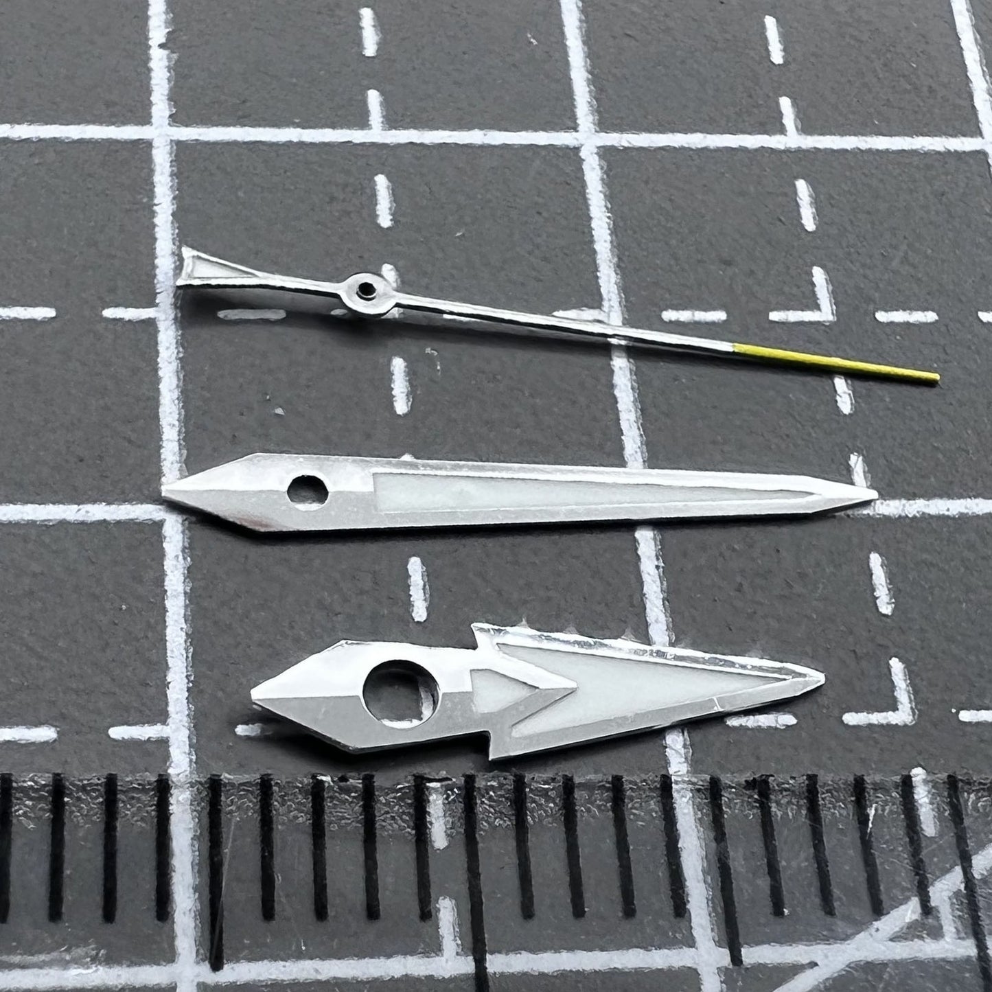2 Sätze/Pack C3 Leuchtender, silberner Rand, gelber, spitzer Sekundenzeiger für NH36-Uhrwerk