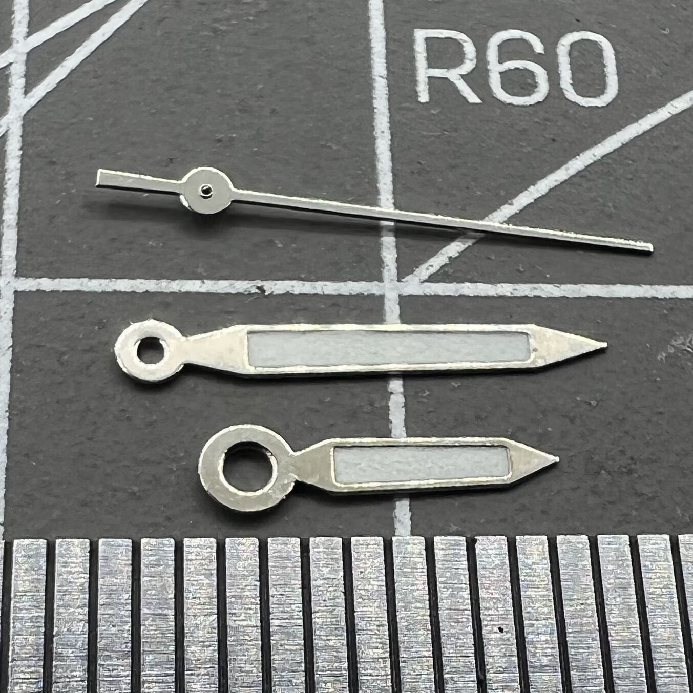 12 mm Uhrzeiger mit silberner Verzierung, Pfeilform, grüne Leuchtmasse, für Miyota 1M12-Uhrwerk