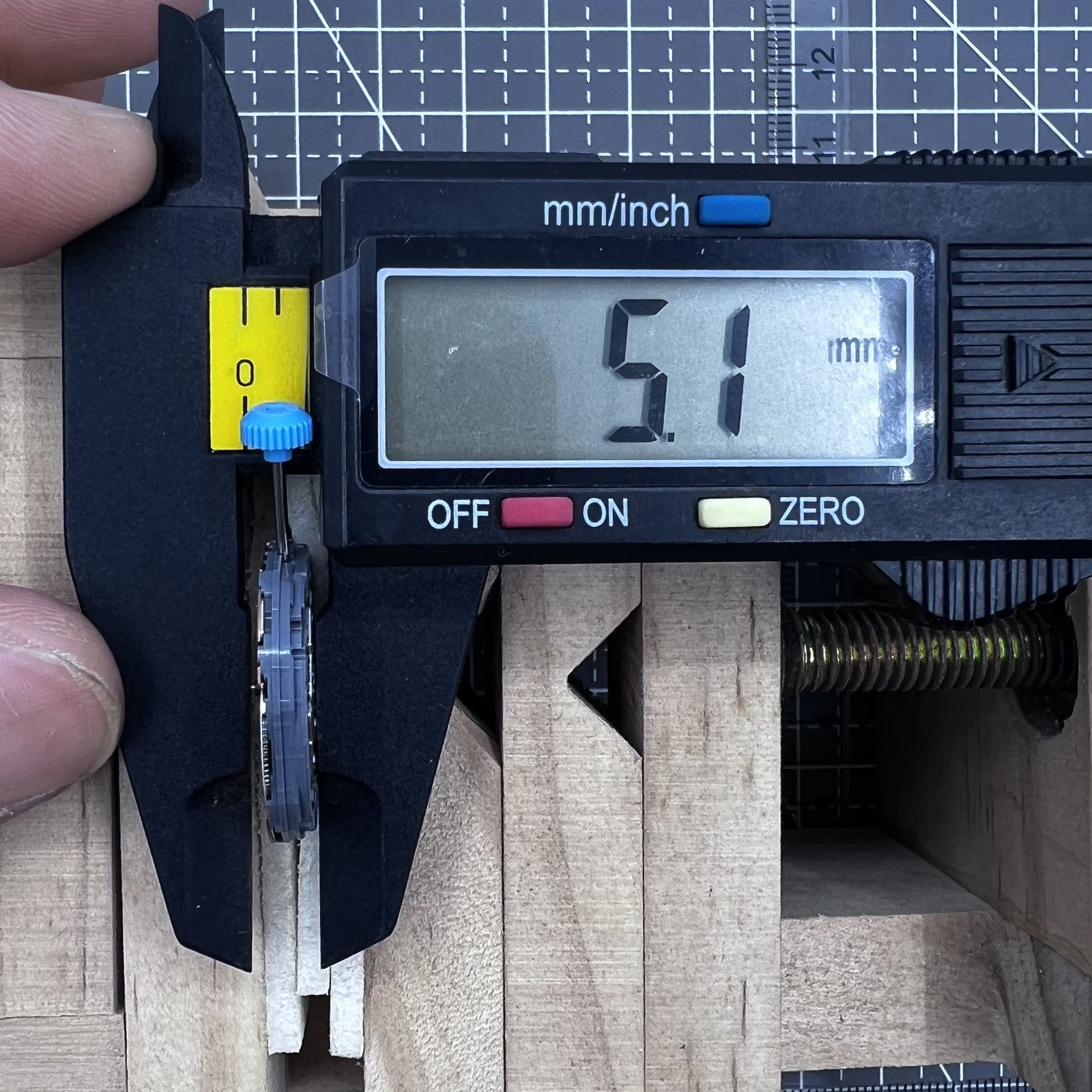 Japan Miyota Quarzwerk Ersatz 6P20 Modell watch movement for precise timekeeping in accessories.