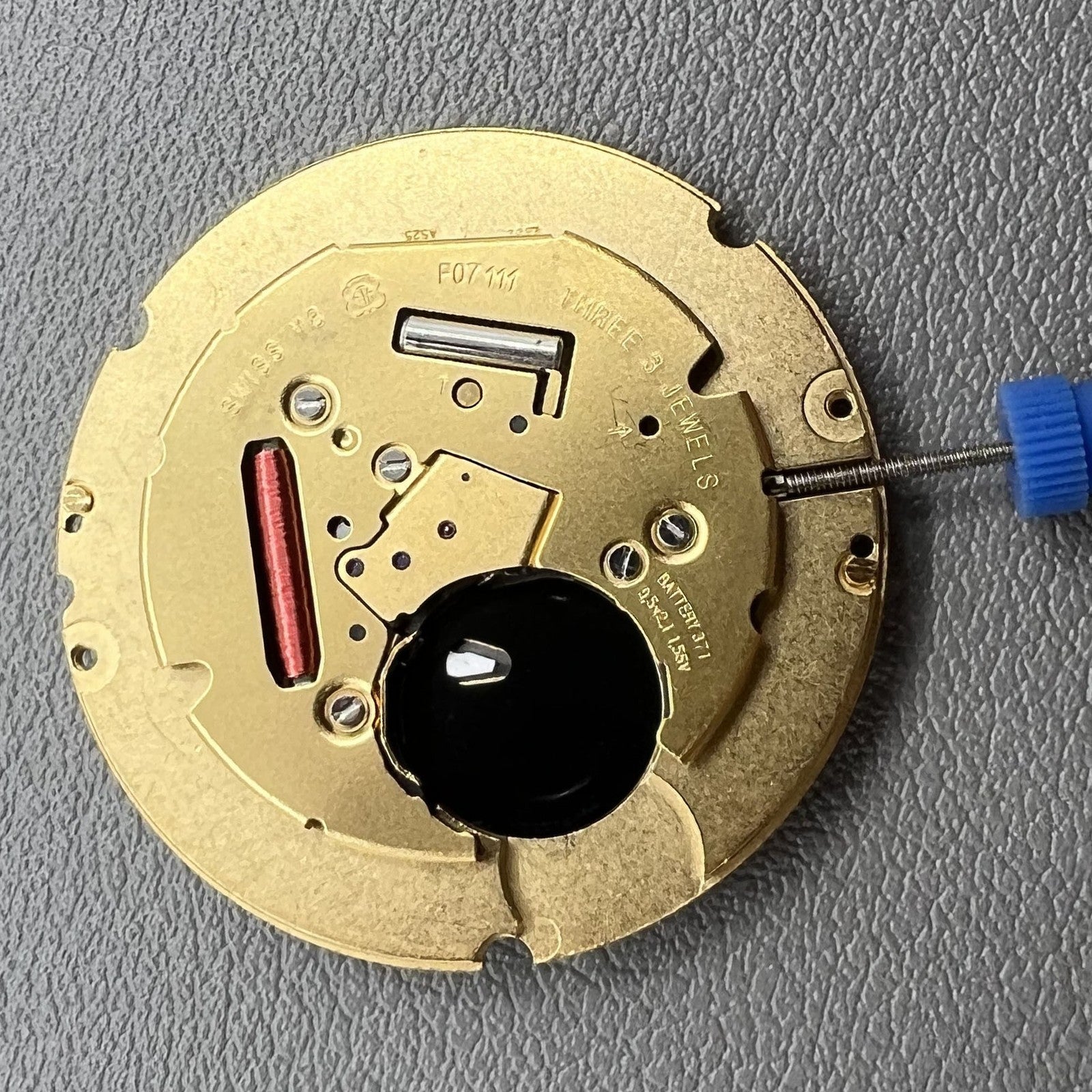 Schweizer ETA F07.111 Quarzwerk mit schwarzer Zifferblattscheibe, Datum bei 6 Uhr, 3 Zeiger Uhrwerk