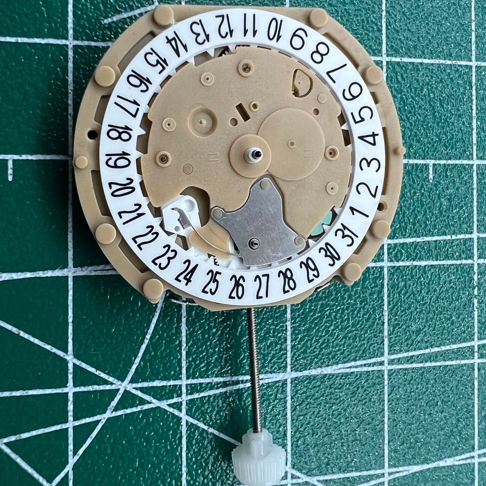 Sunon PE60 quartz watch movement with date window at 6 o'clock, 3-hand design for accurate time.