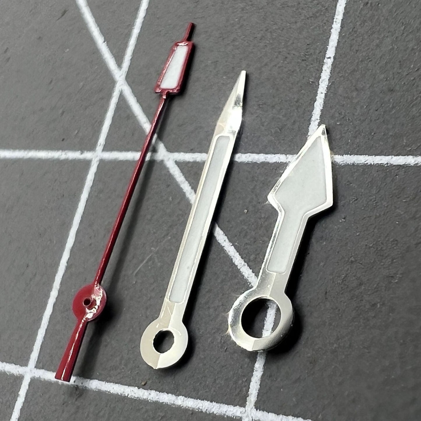 Arrow-shaped silver trim watch hands with red second hand and green lume, compatible with NH35 NH36,.