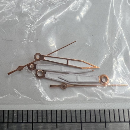 Aiguilles de montre luminescentes avec bordure dorée rose pour mouvement à quartz Miyota 2035 P1-H4-C107 