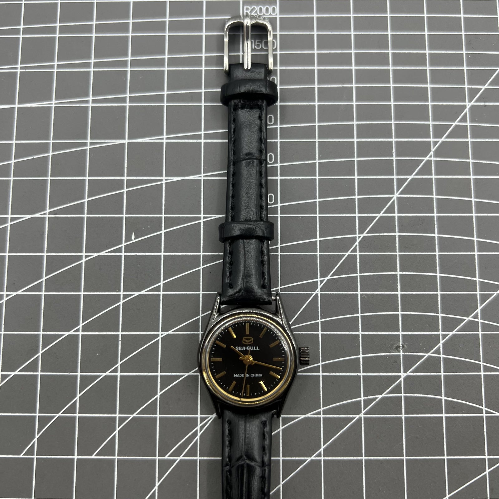 Tianjin Seagull Damenarmbanduhr 27mm mechanische Goldzifferblatt elegante Armbanduhr