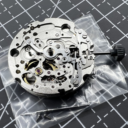 Silbernes Miyota 82S0 Automatikwerk mit skelettiertem Design und sichtbaren Zahnr�dern, hochwertiges Uhrwerk von Miyota.