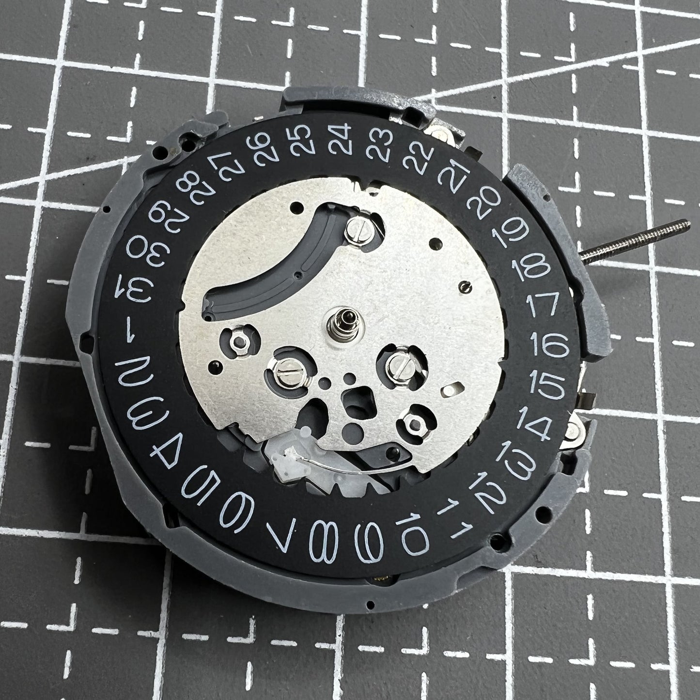 Schwarzes Zifferblatt mit Seiko VK63 Quarz Uhrwerk, hochwertige japanische Pr�zision f�r Uhrzubeh�r.