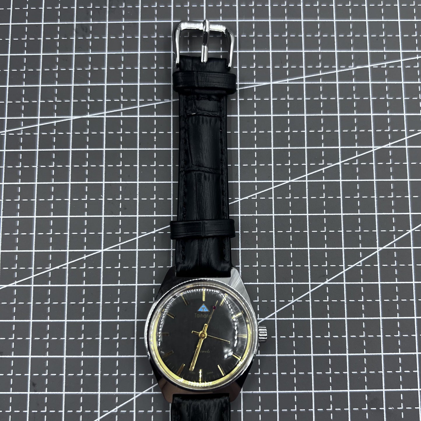 Taihang 32mm manual mechanical watch featuring black strap, gold markers, and black dial for classic style.