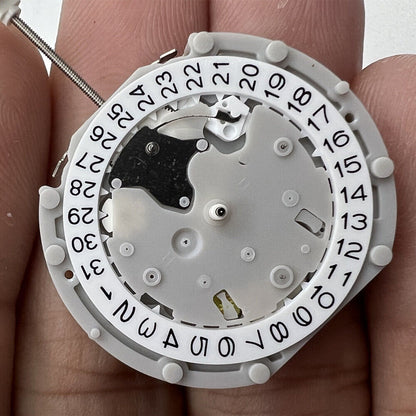 Sunon PE70 quartz watch movement, 3 hands, 3 eyes, date display at 3 and 6 o'clock positions.