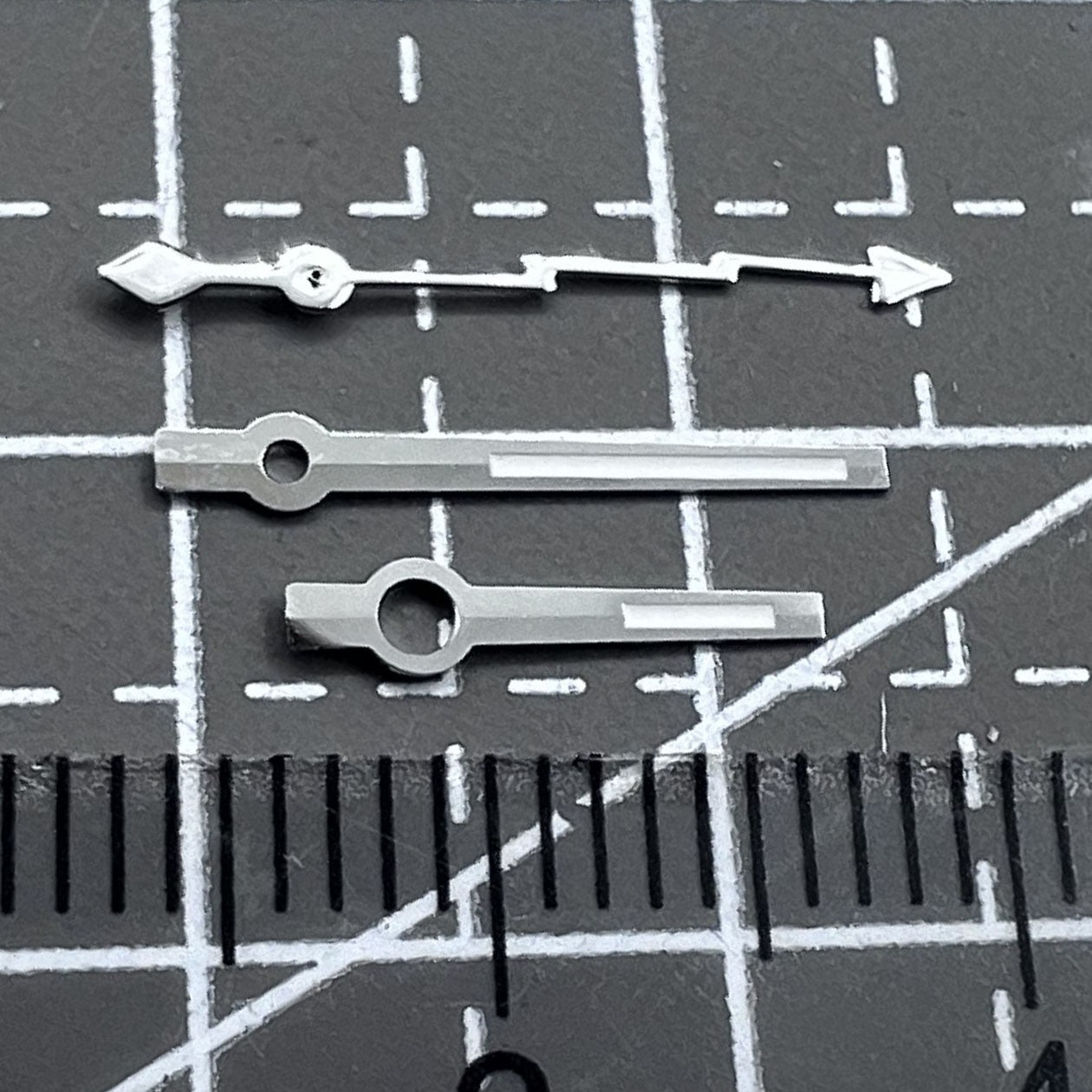 Schwarzes Zifferblatt mit silbernen Zeigern, 2er Set f�r NH35 NH36 Uhrwerk von Schwarzes Design, ideal f�r Uhrenreparatur und Individualisierung.