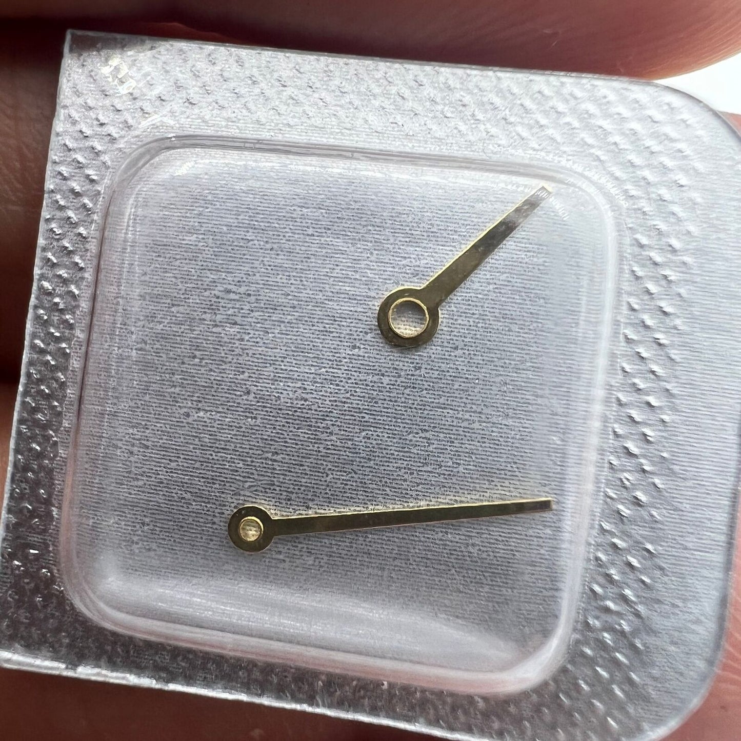 Gold-tone watch hands set for 901.001 movement, compatible with K2U/K5U models by premium brand.
