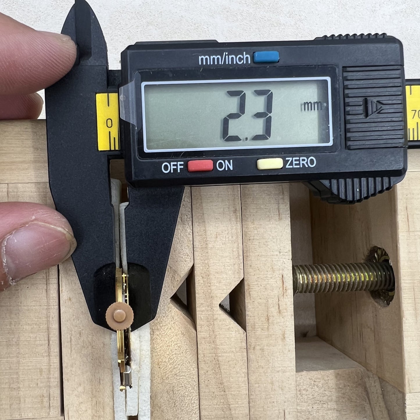 Schweizer Ronda 6003D Quarzwerk Uhrwerk mit schwarzem Zifferblatt und Einzelkalender, drei Zeiger