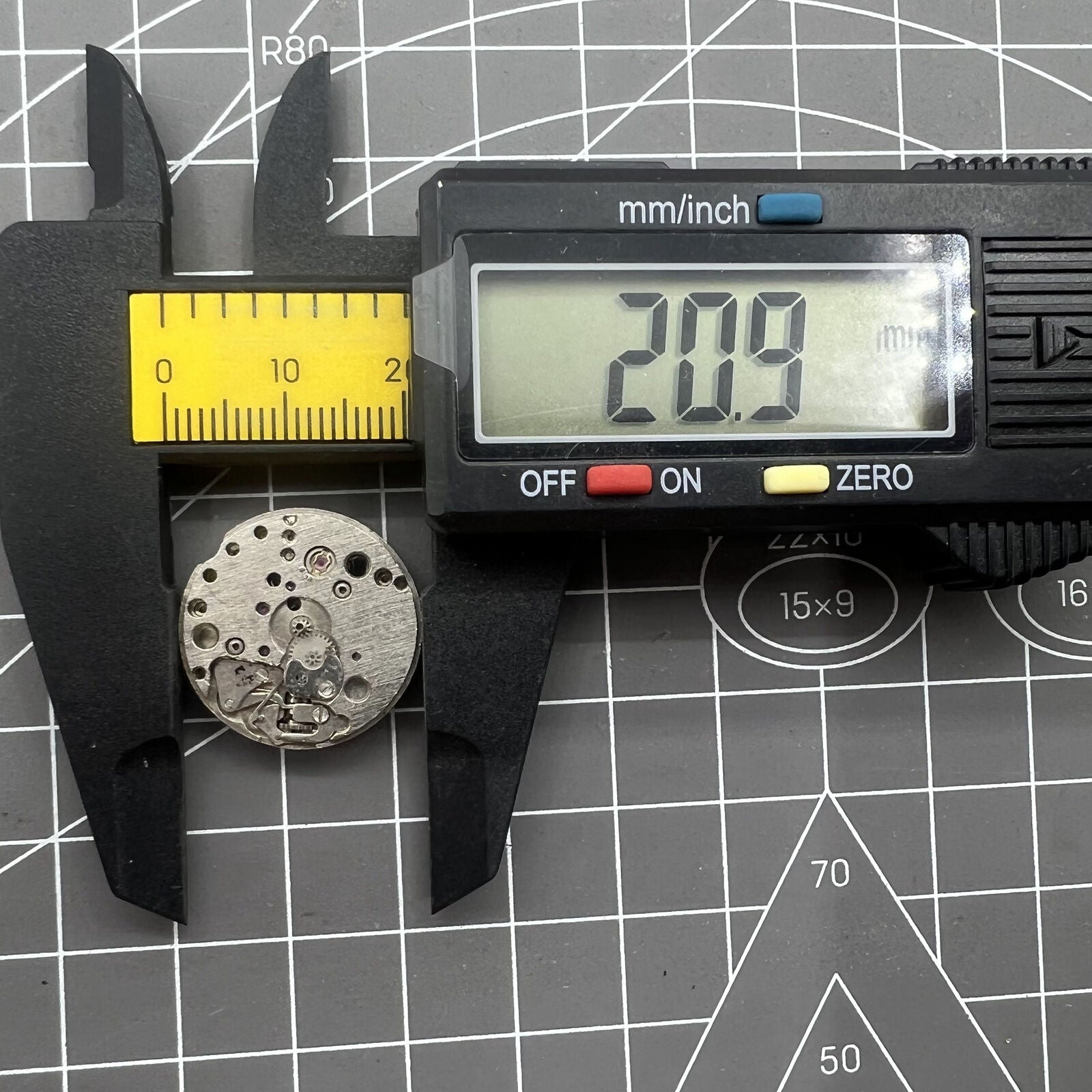 Precision China Made 7121 3121 automatic mechanical watch movement for watch repair practice tools.