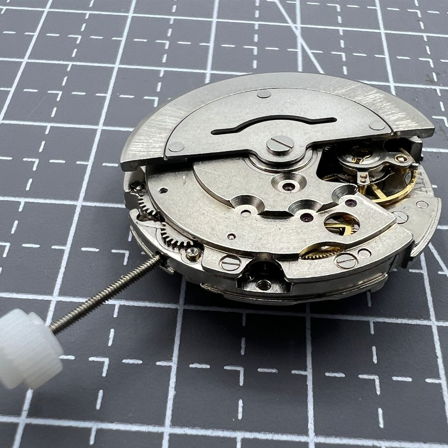 China Made 2813 mechanical watch movement with single calendar date display at 3 o'clock for precise timekeeping.