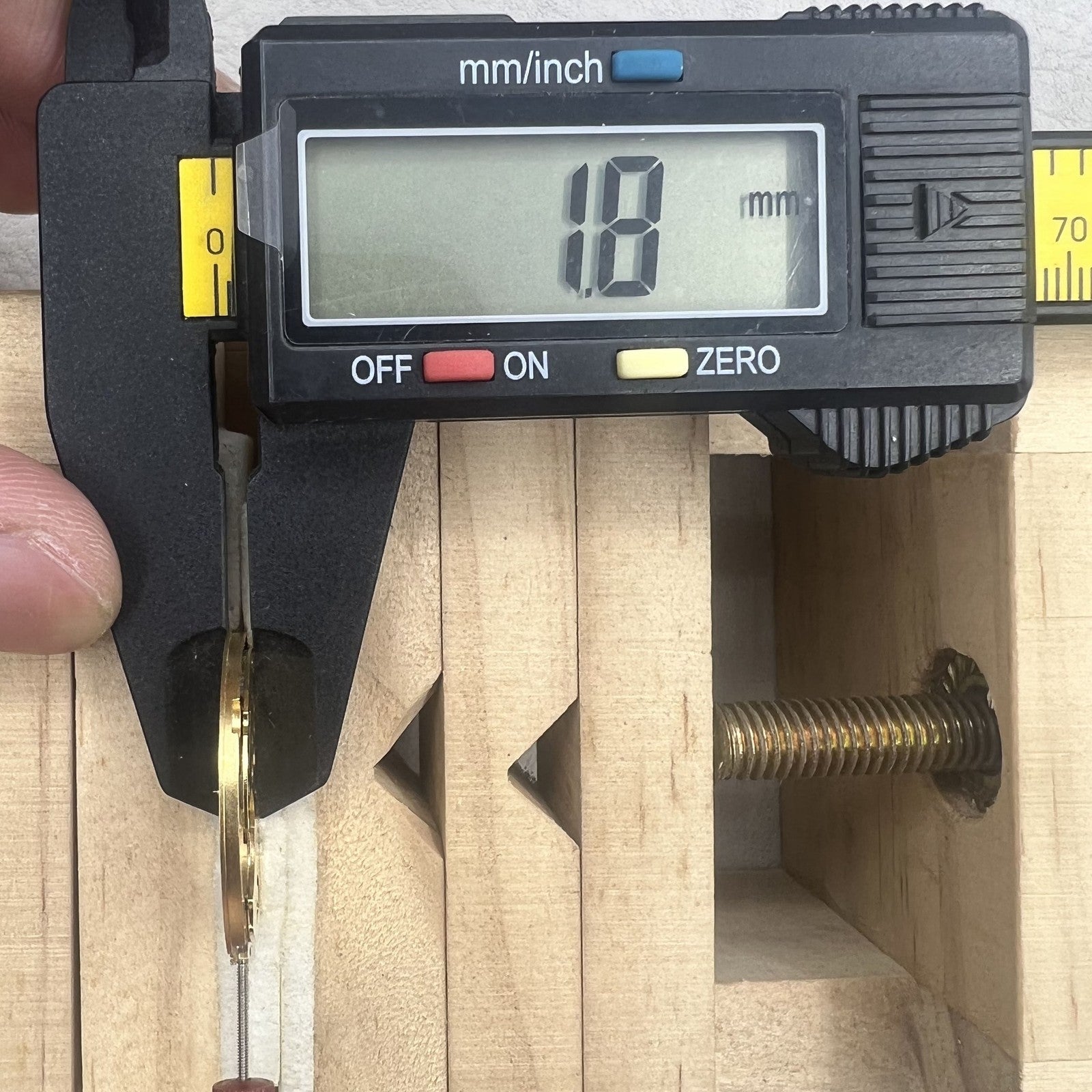 Ronda Quarzuhrwerk 1016 Swiss watch movement with date display at 3 o?clock, precision timekeeping.