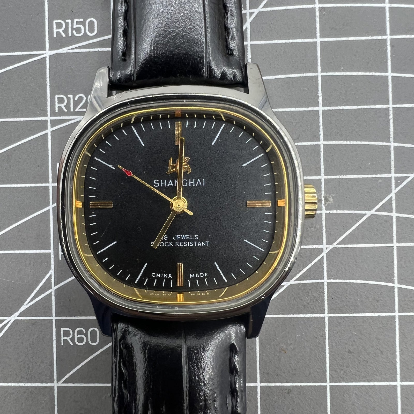 Mechanische Manuelle Uhr 34mm mit schwarzem Zifferblatt, 19 Steine, sto�fest, von Shanghai f�r pr�zise Zeitmessung.