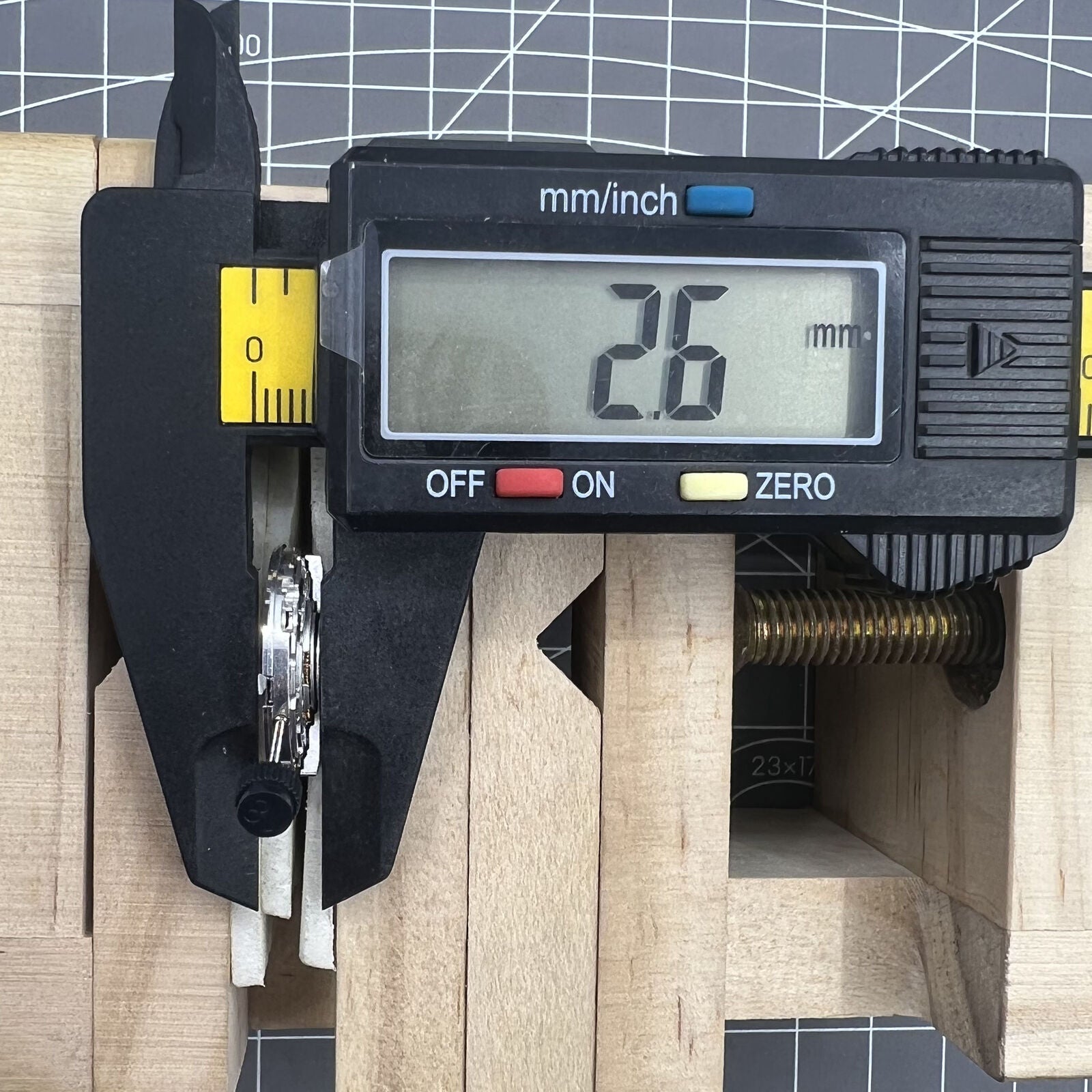 Swiss ETA 204.911 mechanical watch movement by ETA with automatic winding, ideal for luxury watch accessories.