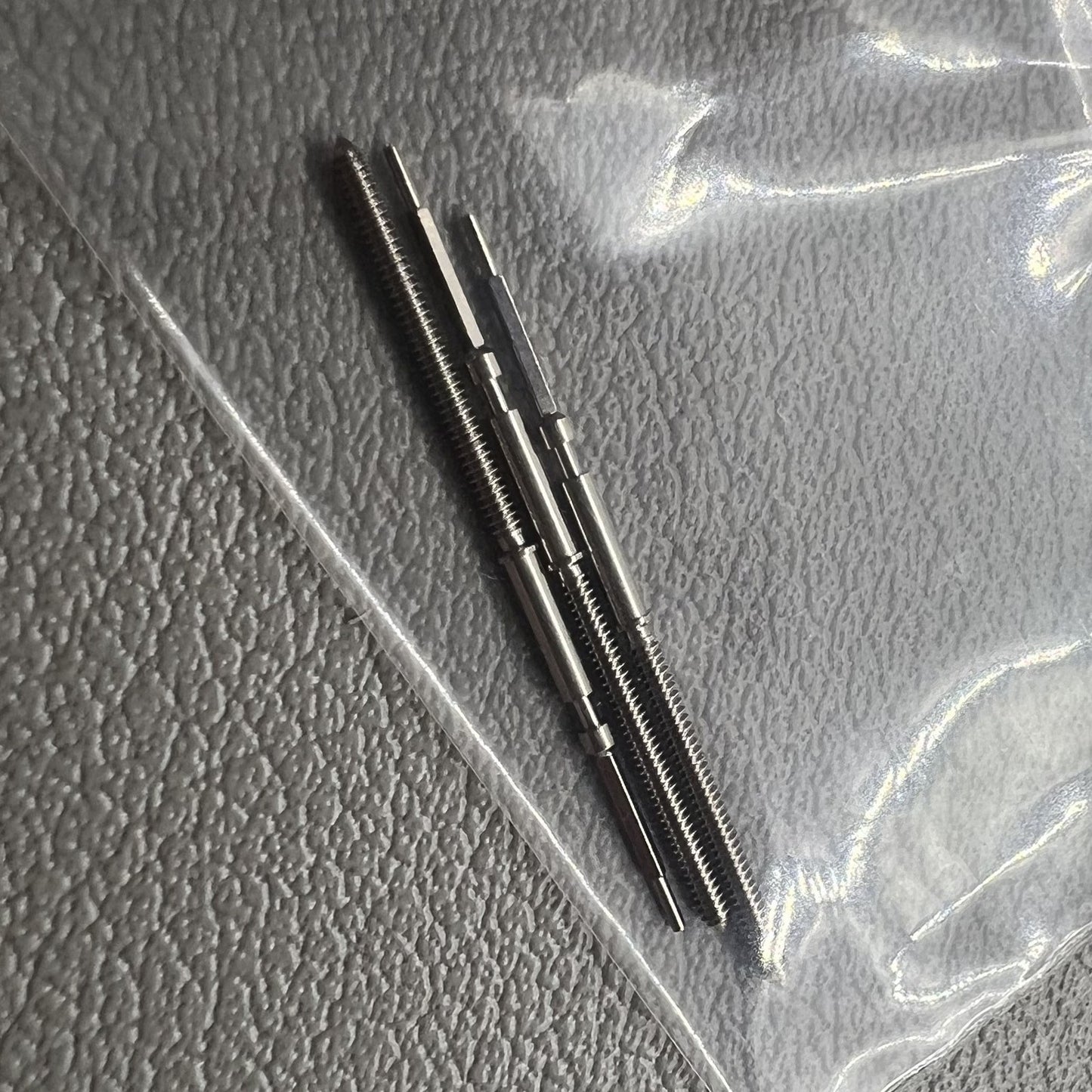 Zwei Schweizer Uhrenaufzugswellen f�r Ronda 7004 Uhrwerk ? hochwertige Ersatzteile f�r pr�zise Zeitmesser.