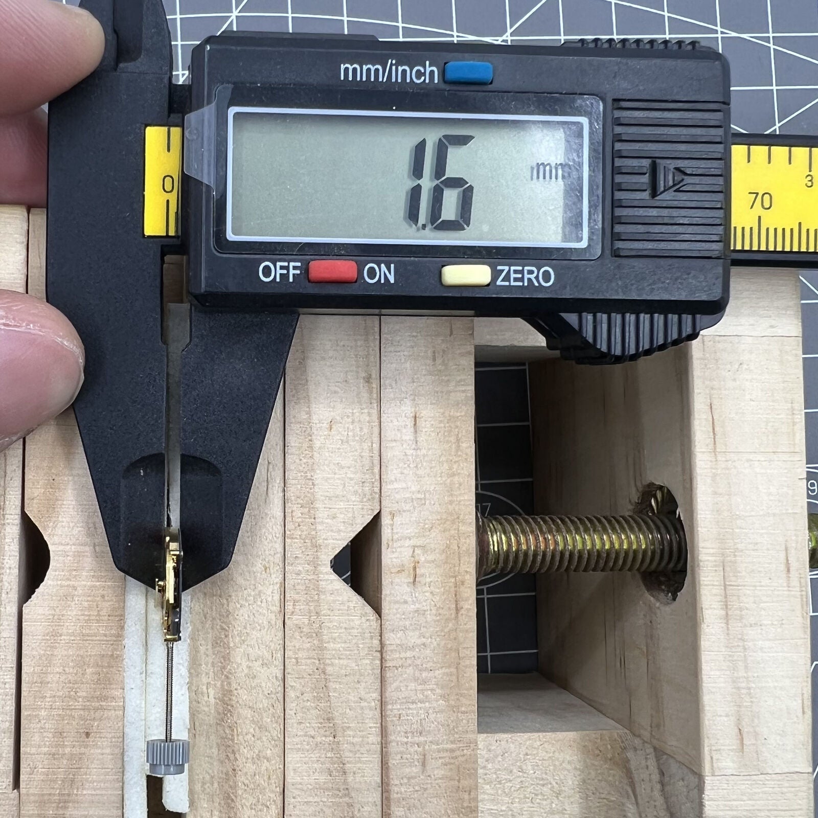 ETA 976.001 quartz watch movement featuring 2 hands for accurate timekeeping, ideal for watch repair accessories.