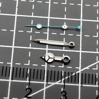 2 Stück Uhrzeiger Set 13.5mm Blau Leuchtfarbe Silberrand für NH35 36 Uhrwerk
