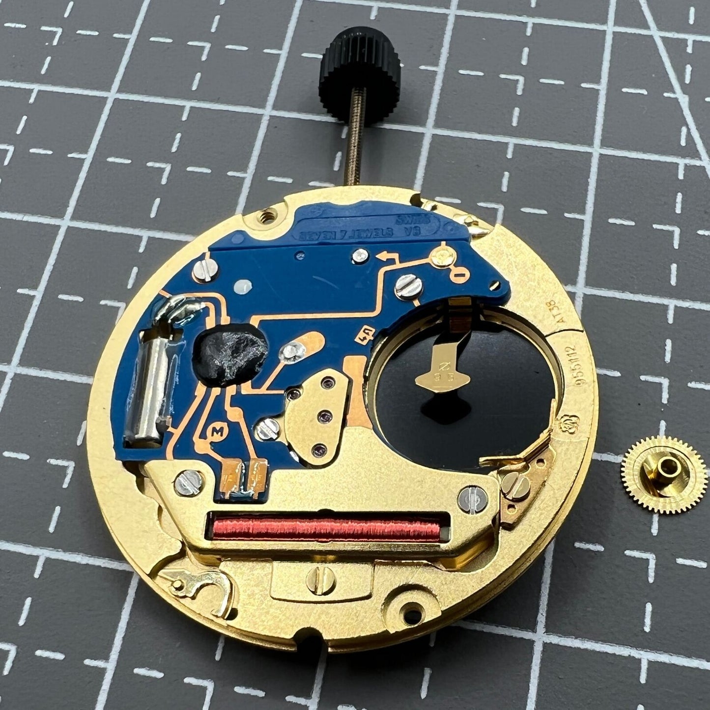 Swiss ETA 955.112 quartz watch movement with 3 hands and date window at 3 o?clock for accurate timekeeping.