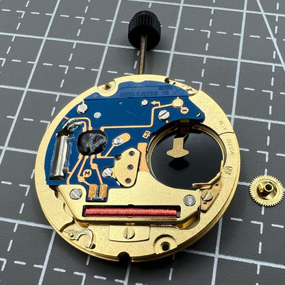 Swiss ETA 955.112 quartz watch movement with 3 hands and date window at 3 o?clock for accurate timekeeping.