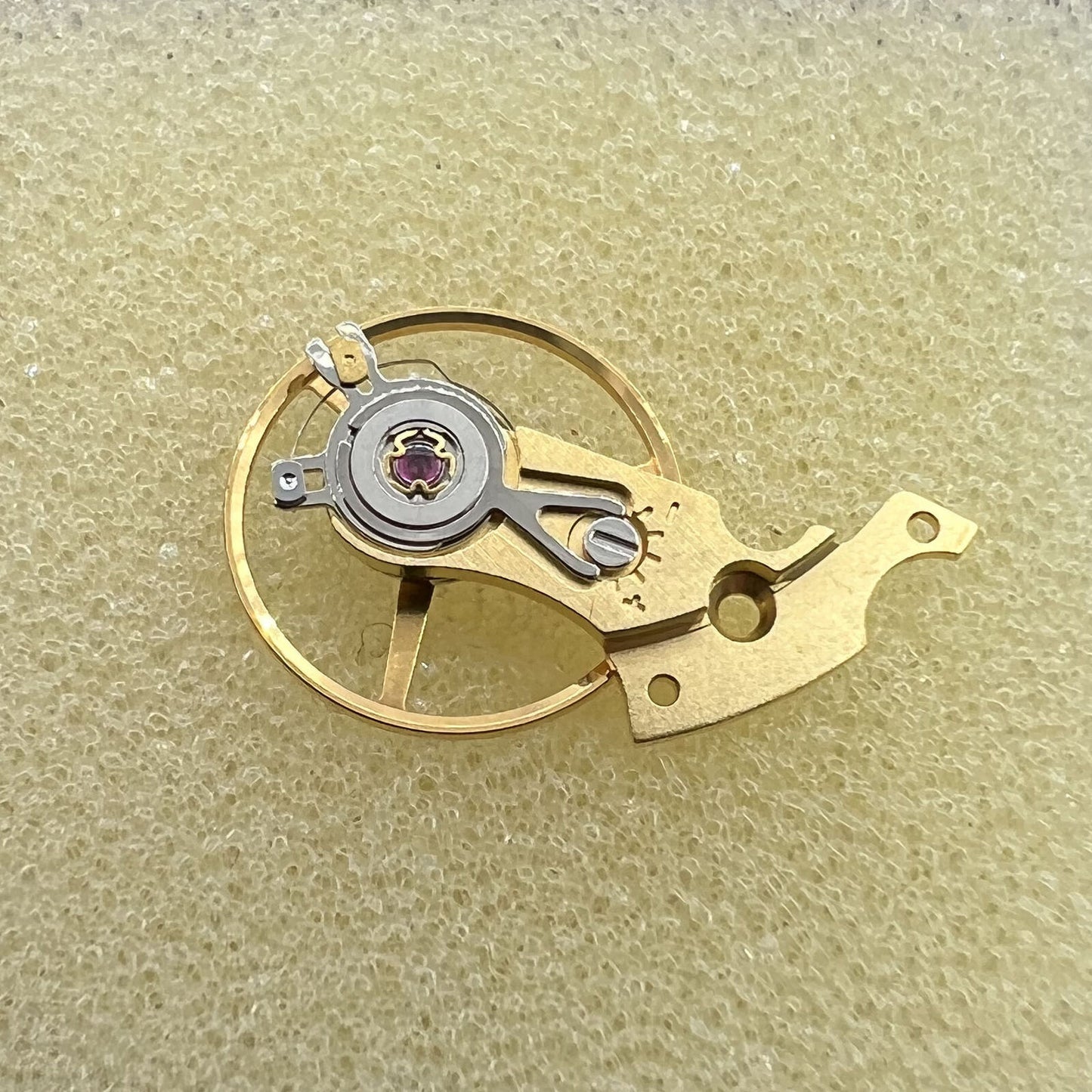 Golden watch balance wheel with splint for SW200 SW220 SW240 movements, precision part for watch repair.