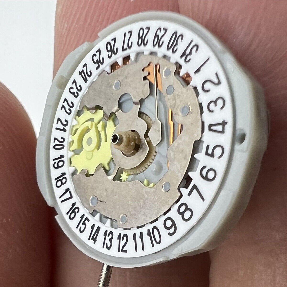 Sunon PE25 quartz watch movement with 3 hands and date display at 3 o'clock position, precision timekeeping.