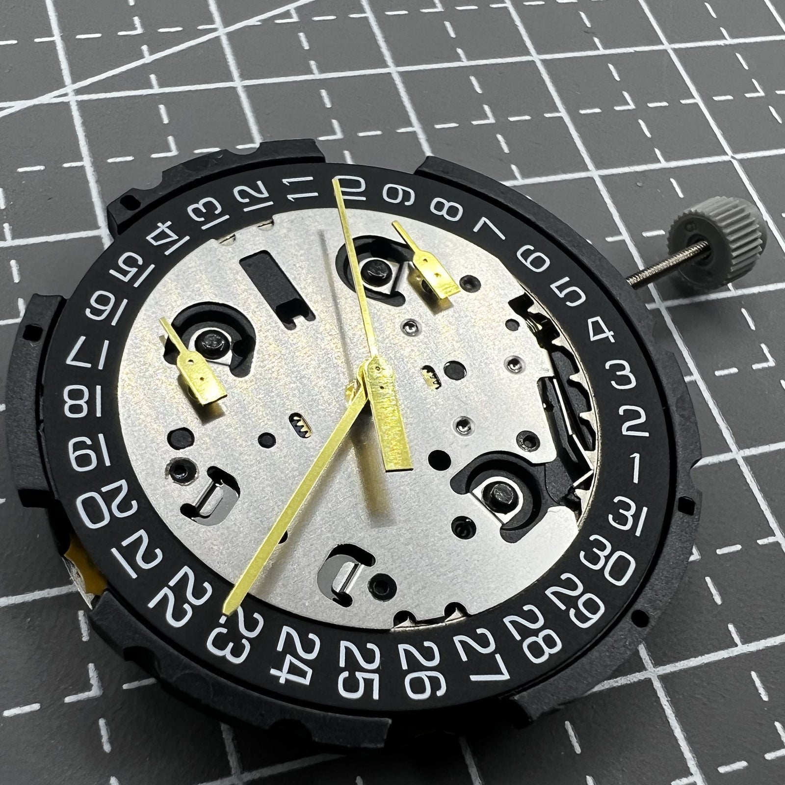 ETA Quarzuhrwerk G10 212 mit schwarzem Zifferblatt, drei Zeigern und Datumsanzeige um drei Uhr