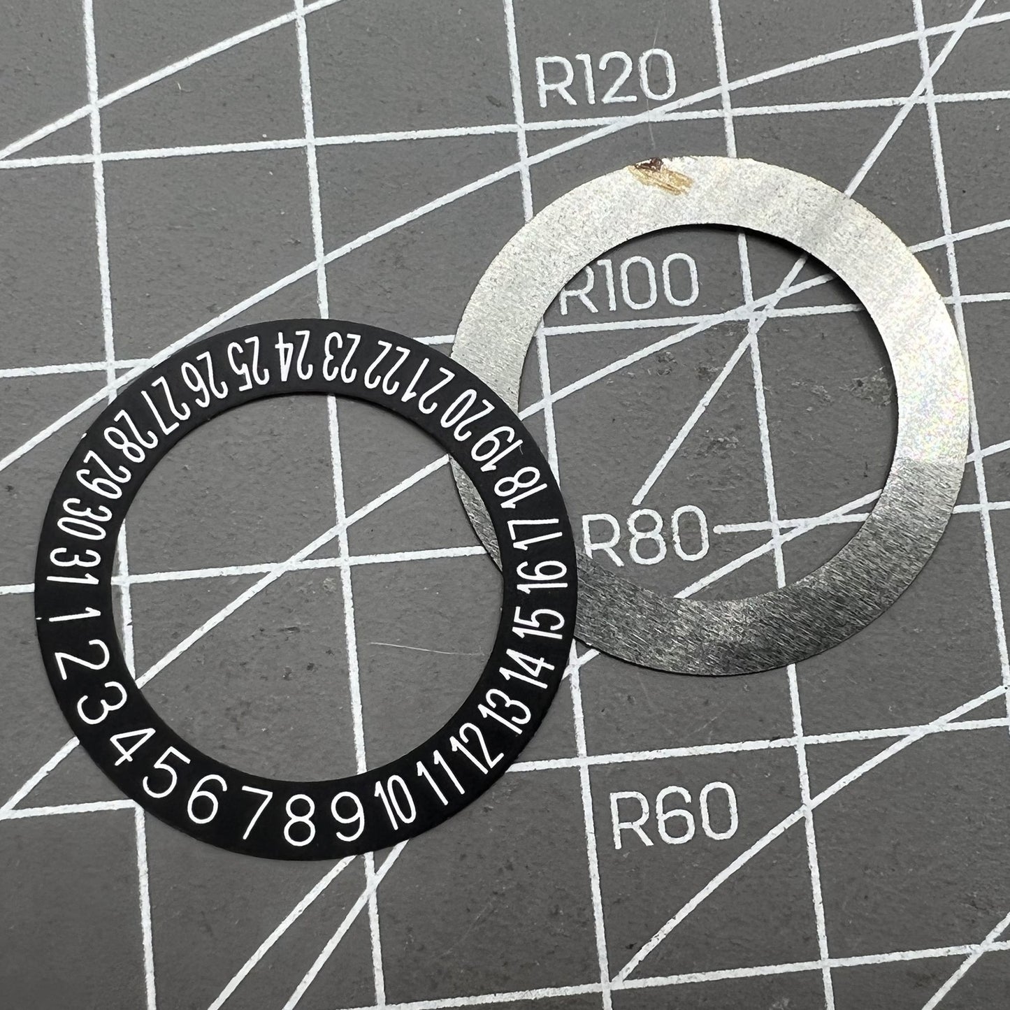 2 Stück Datumsscheibe Overlay Weiß Schrit Schwarz Hintergrund Datum bei 6 Uhr