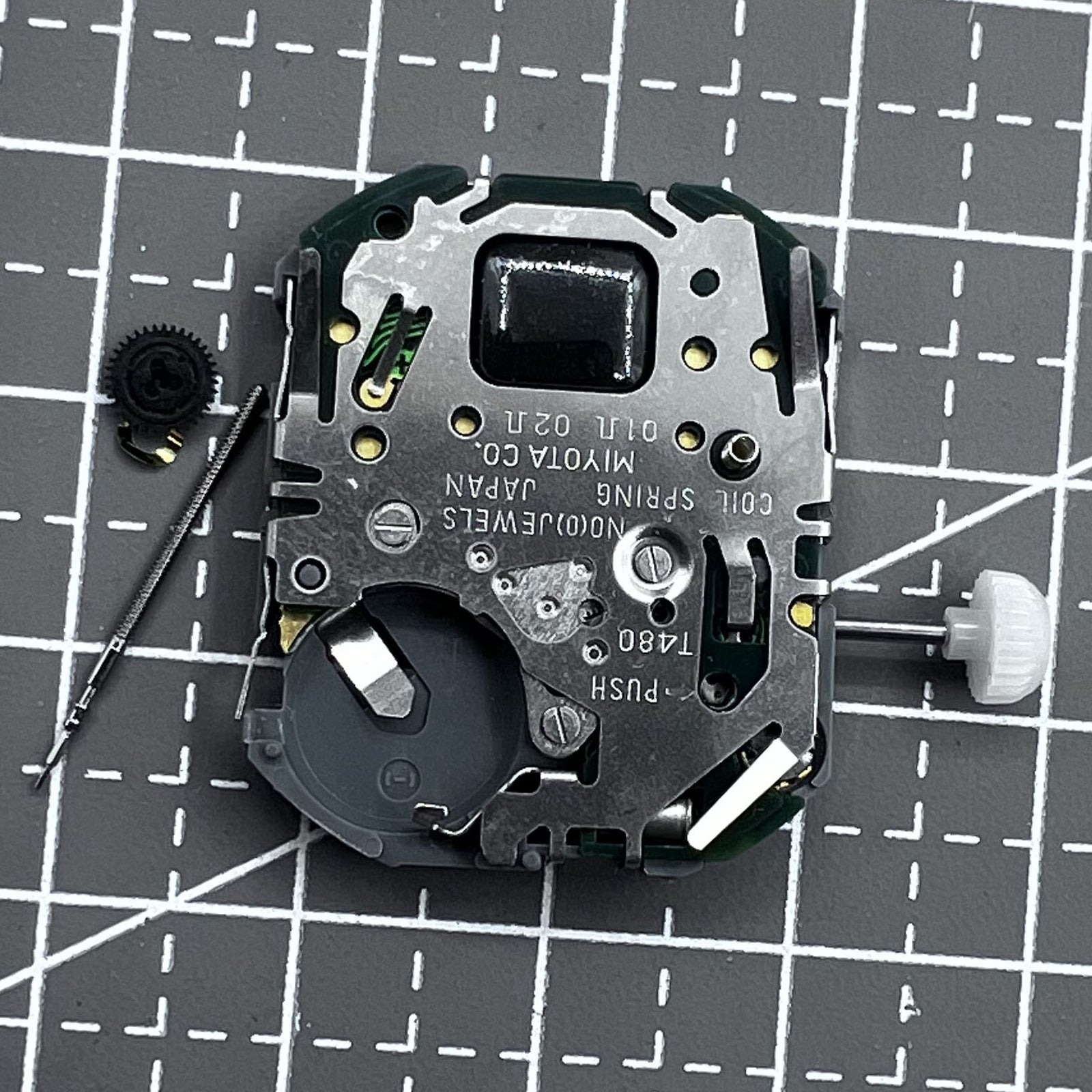 Japan Miyota T480 quartz watch mechanism showing 3 hands and date display for precise timekeeping.