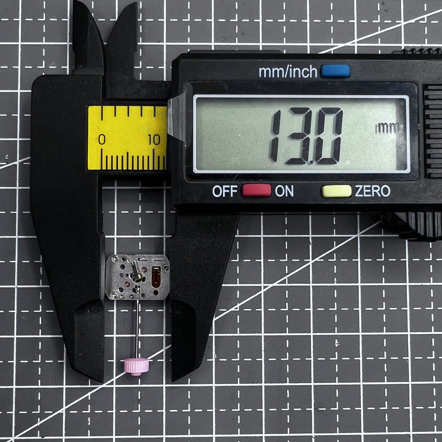Quarzwerk Ronda 1032 732 watch movement with high hand pin HCP1 for precise timekeeping.