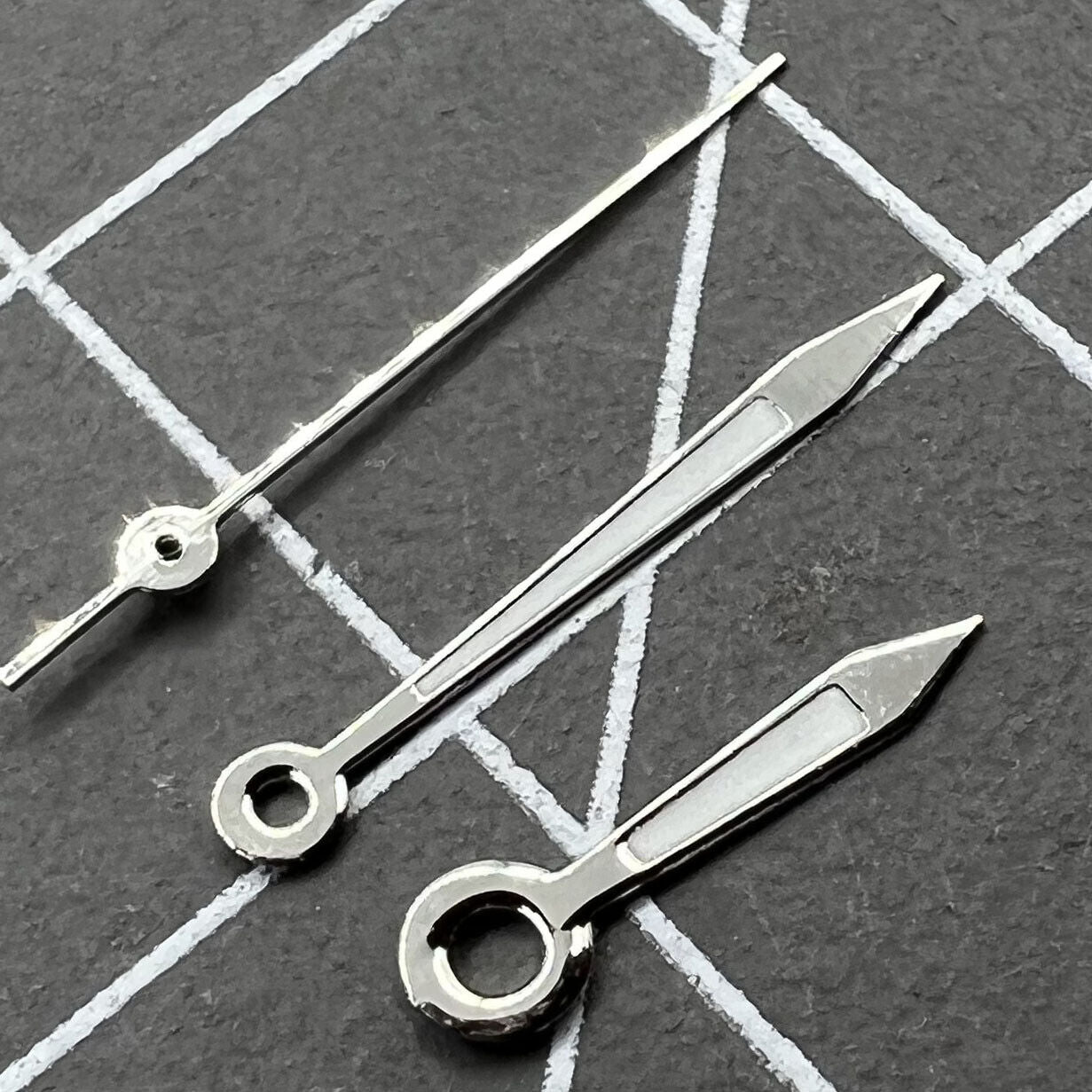 Aiguilles de montre lumineuses argentées et vertes de 12 mm pour mouvement à quartz Ronda 515.