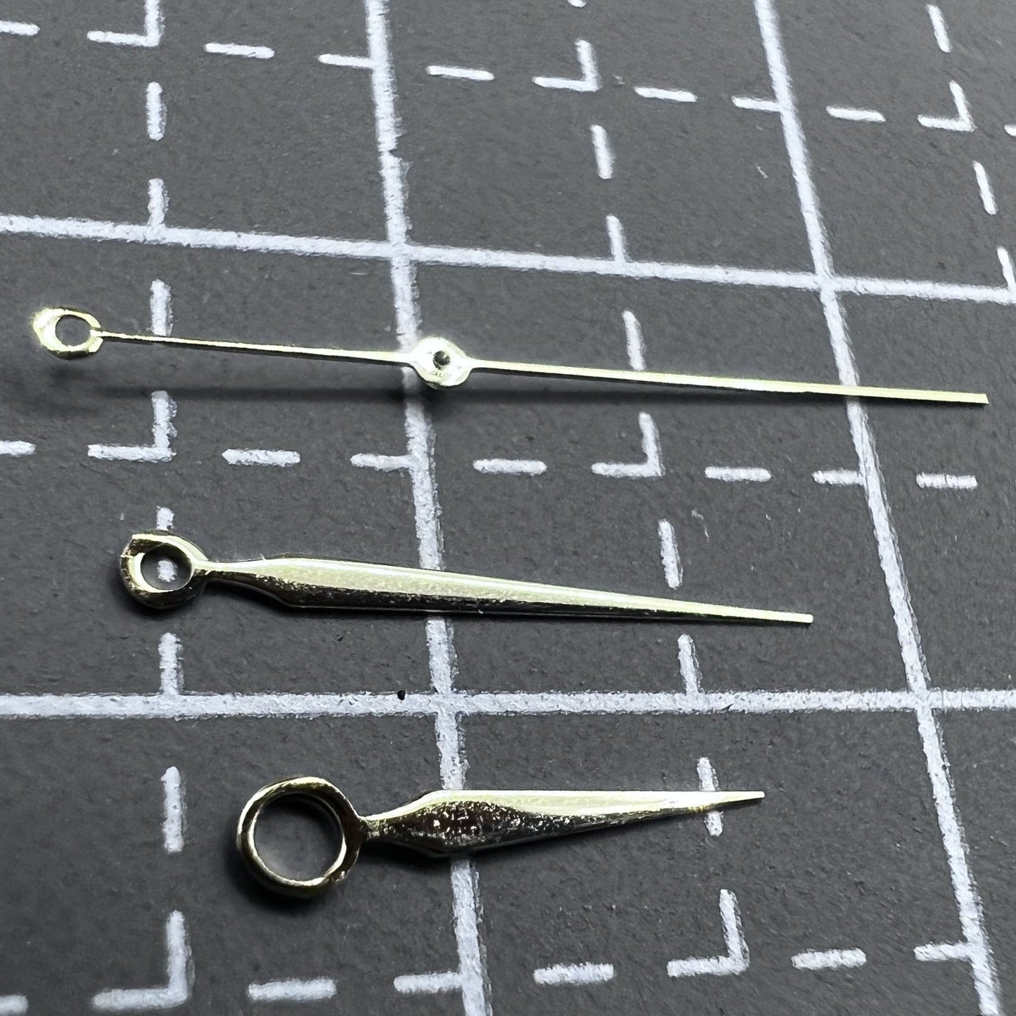 1. Set of 2 golden diamond-shaped watch hands without luminescence for NH35, NH36, 4R, 7S movements.  