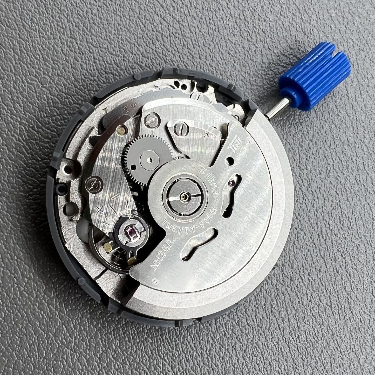 Seiko NH36 watch movement with white dial, bilingual Japanese-English day display, 3.8mm crown, reliable precision.