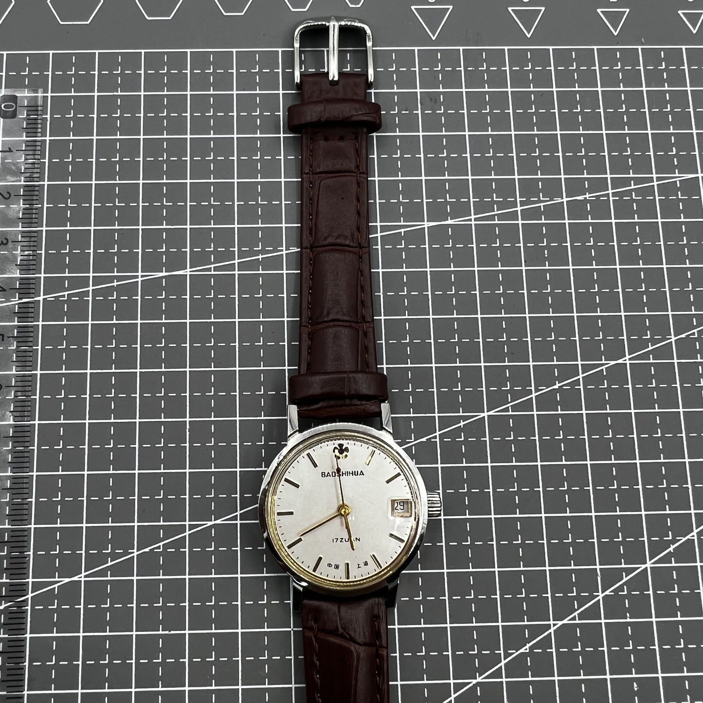 Shanghai Mechanische Herrenarmbanduhr 33mm mit Kalender, 17 Steine, sto�fest, klassische Uhr von Shanghai.