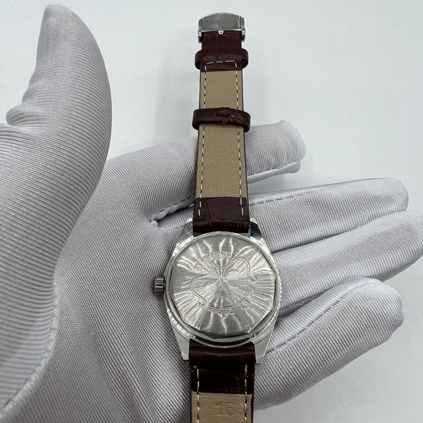 HONGLIAN 32mm manual mechanical watch with 17 jewels, Roman numeral dial, elegant classic wristwear.