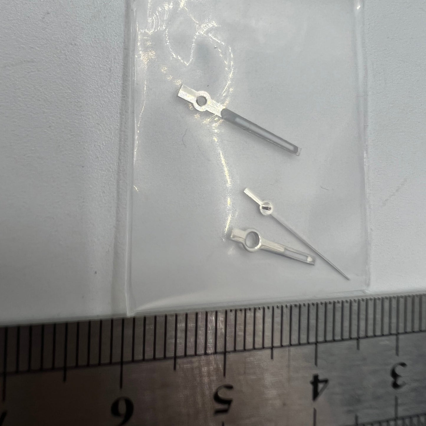 Silver-trimmed green luminous watch hands for NH35/NH36/4R/7S movements, enhancing visibility and style.