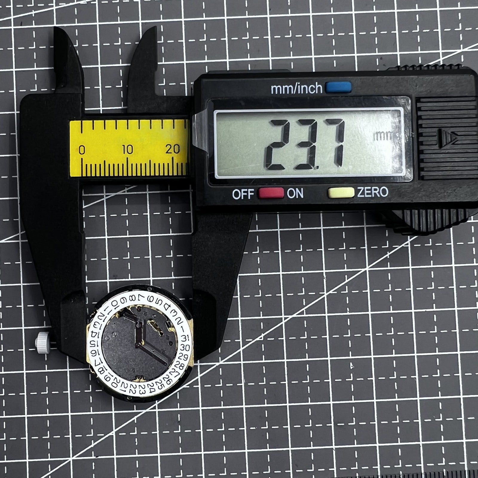 Multifunktionale Armbanduhr mit 6 Zeigern und Schweizer Ronda 3540D Quarzuhrwerk f�r pr�zise Zeitmessung.
