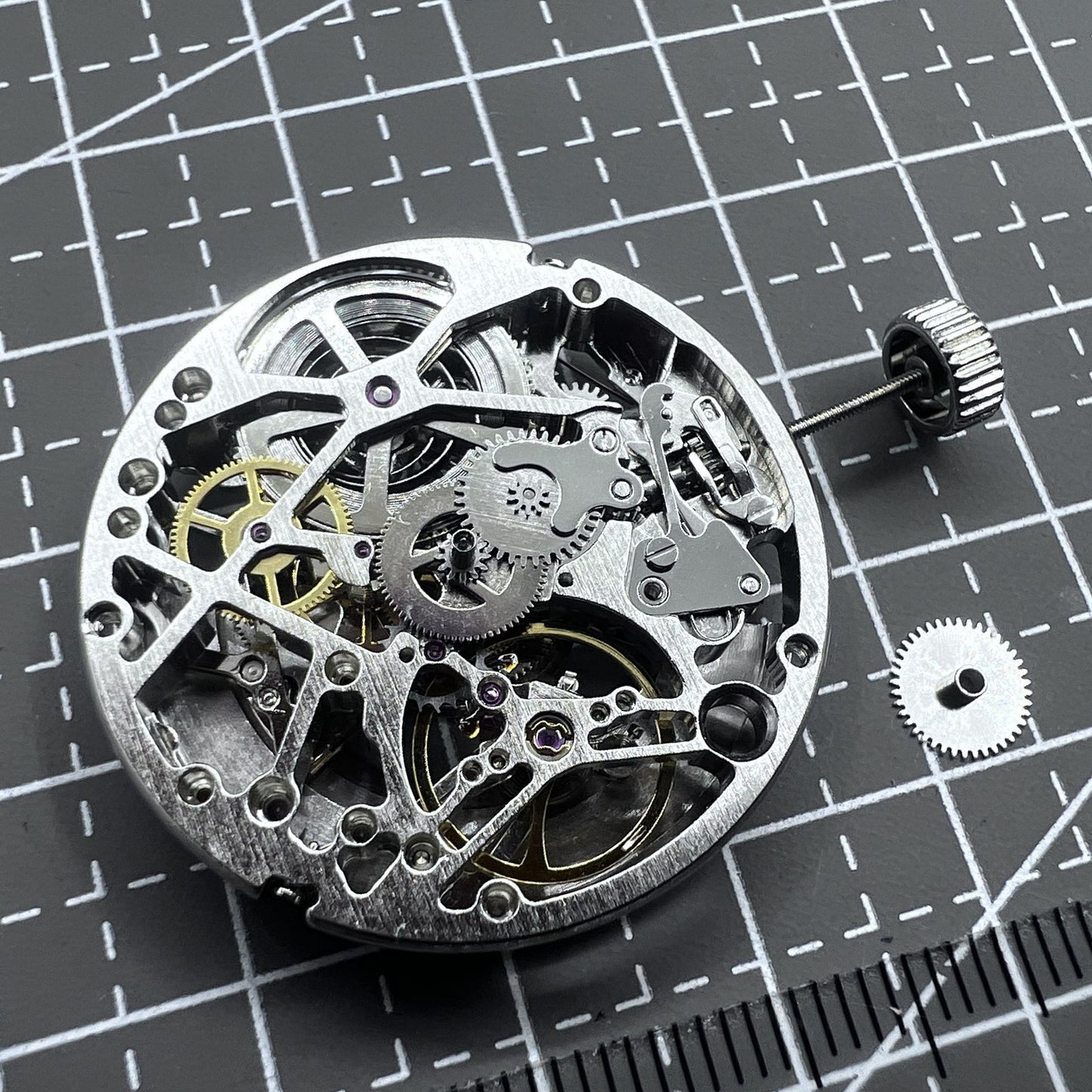 Tianjin Automatikwerk watch mechanism with 24 jewels, hand-engraved silver hollow design for premium watch accessories.